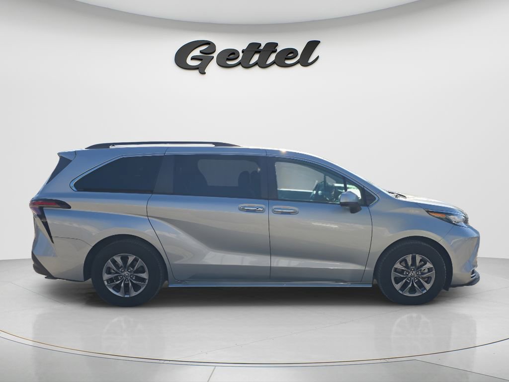 Used 2023 Toyota Sienna XLE image 3