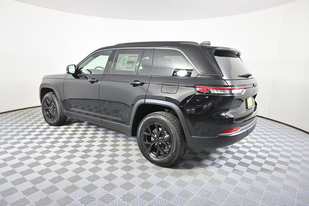 New 2026 Jeep Grand Cherokee Laredo image 4