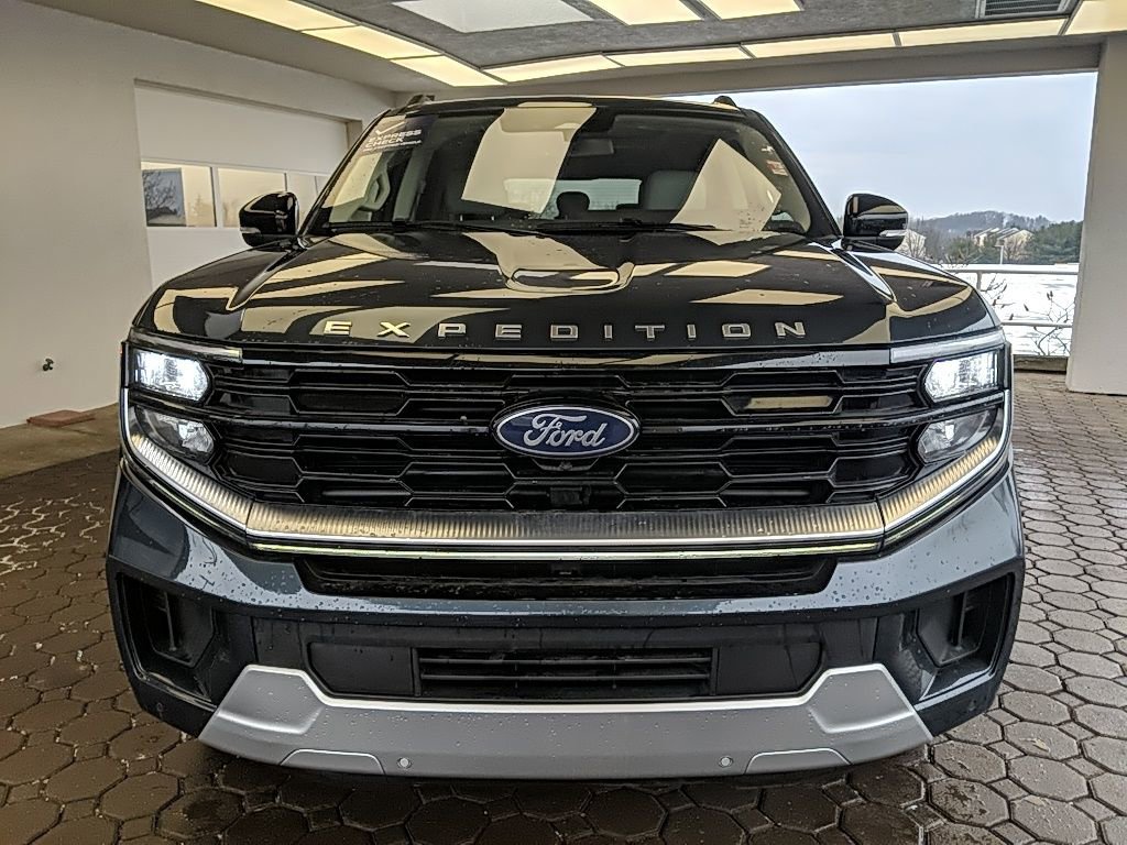 Used 2025 Ford Expedition Max Platinum w/ Driver's Package image 2