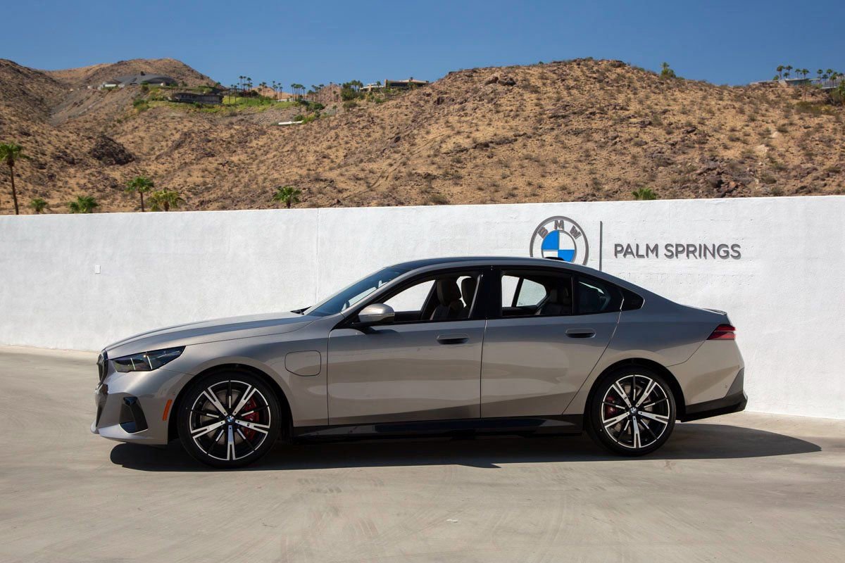 Used 2026 BMW 550e xDrive w/ Premium Package AWD/4WD image 3