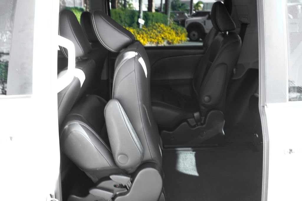 Used 2016 Toyota Sienna SE image 41