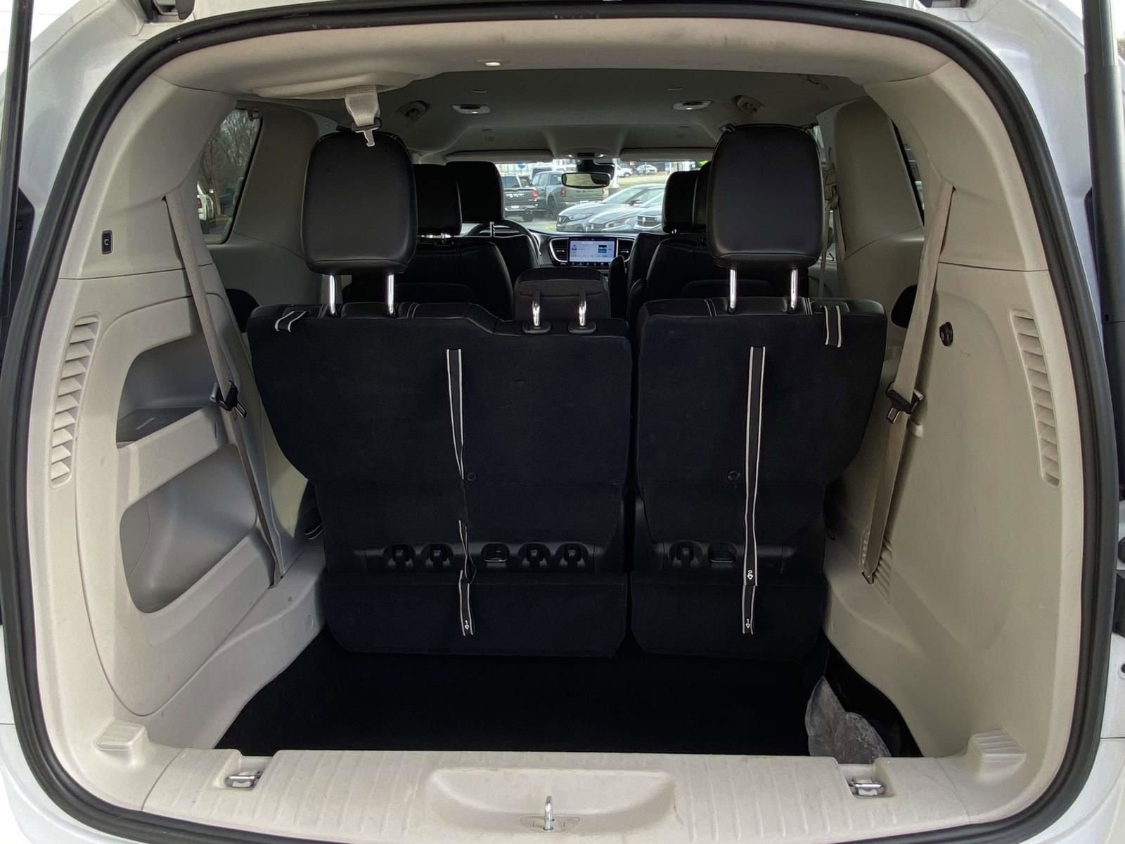 Used 2023 Chrysler Pacifica Touring-L image 10