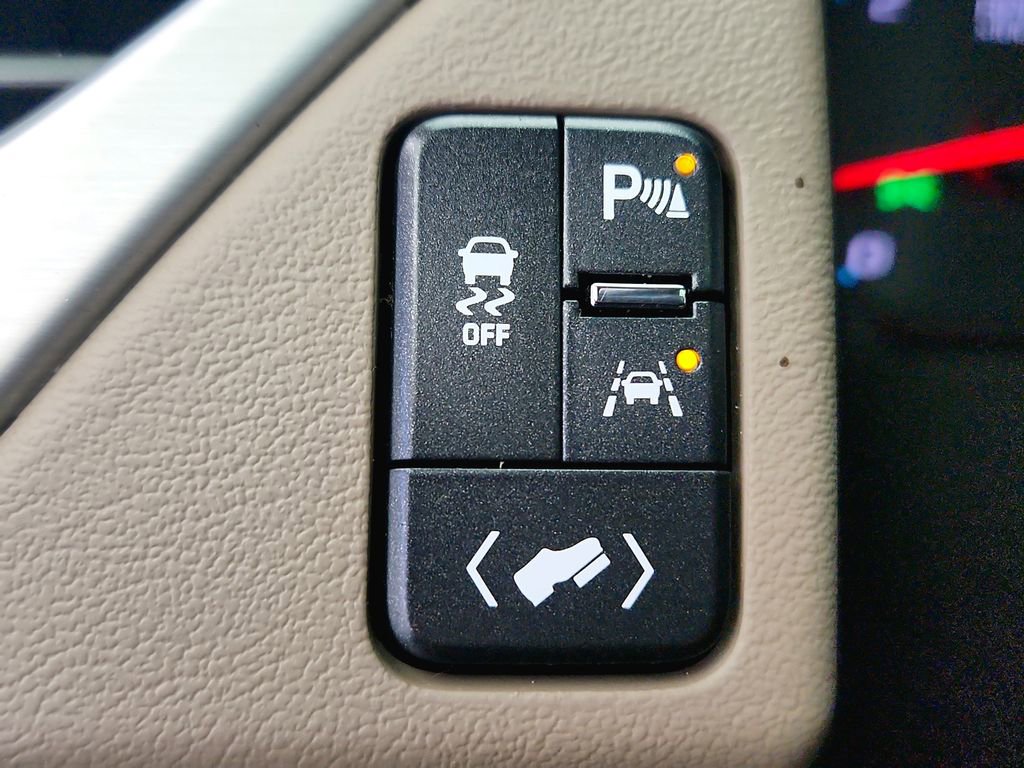 Used 2018 GMC Yukon SLT w/ Premium Edition image 26