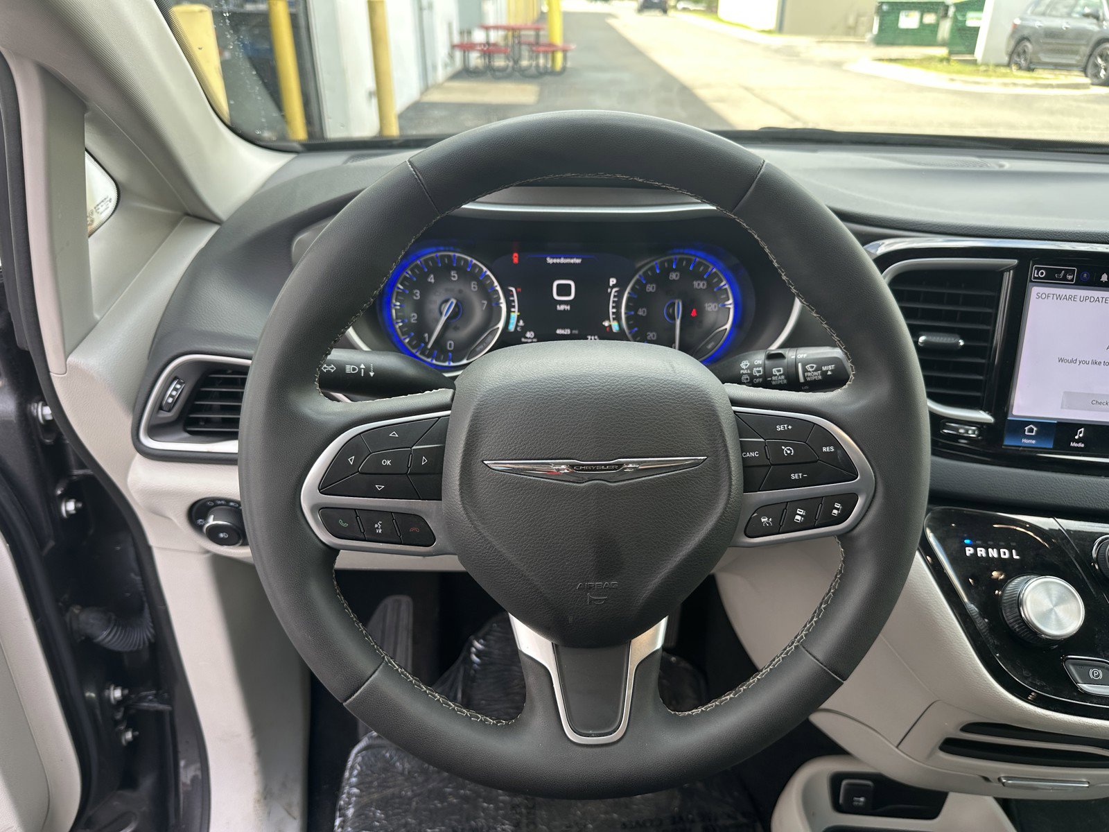 Used 2023 Chrysler Pacifica Touring-L FWD image 13