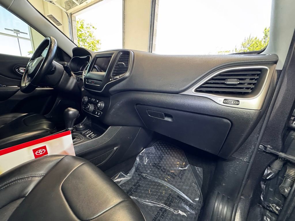 Used 2020 Jeep Cherokee Latitude Plus w/ Cold Weather Group AWD/4WD image 52