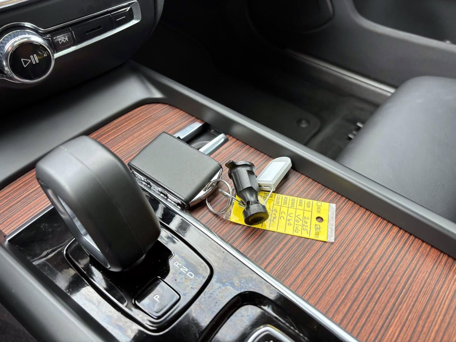 Used 2025 Volvo V60 B5 Cross Country Plus image 30