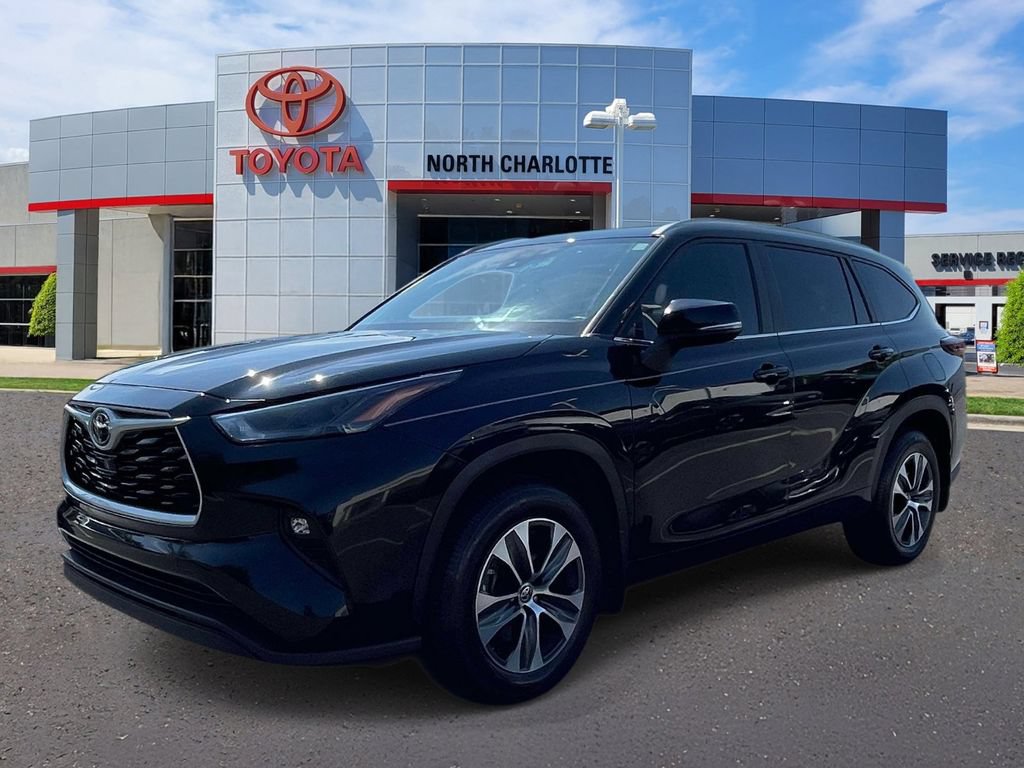 Used 2024 Toyota Highlander XLE AWD/4WD image 4