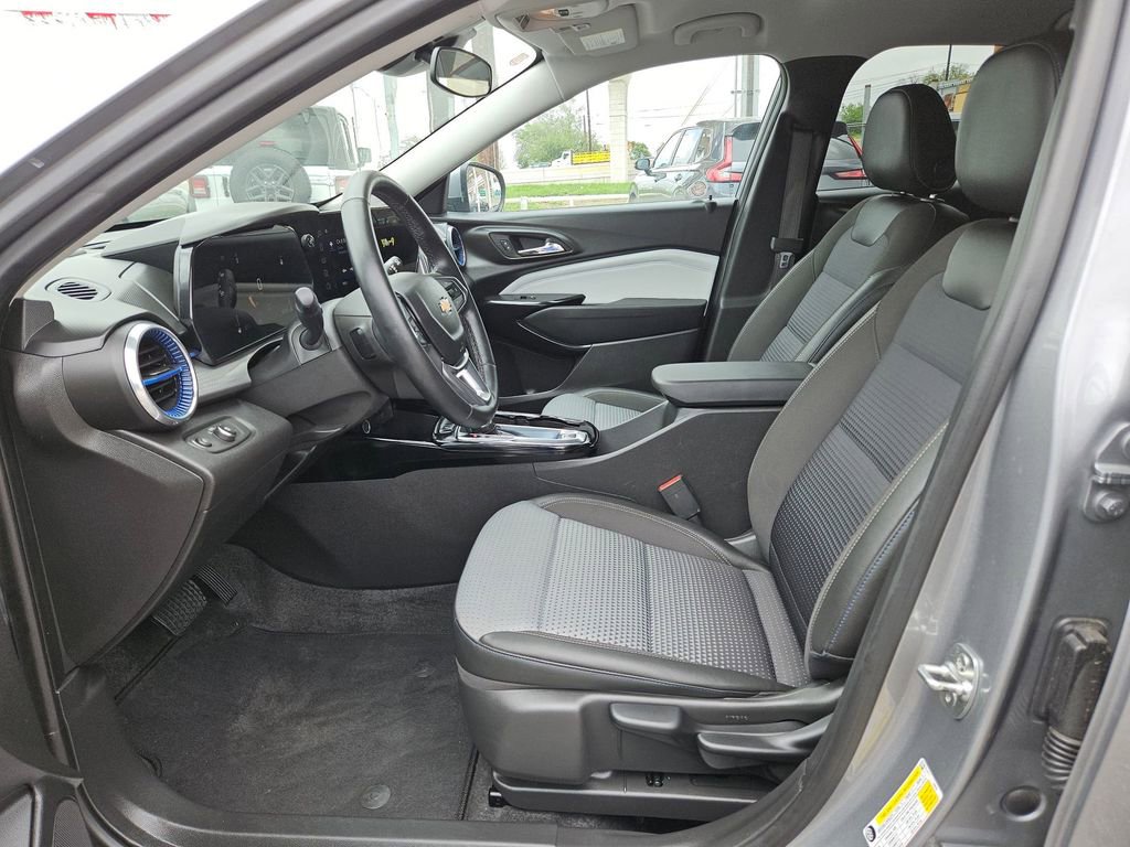 Used 2025 Chevrolet Trax LT w/ LT Convenience Package FWD image 11
