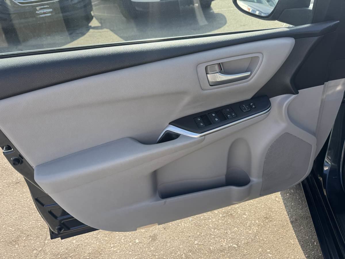Used 2016 Toyota Camry SE image 8