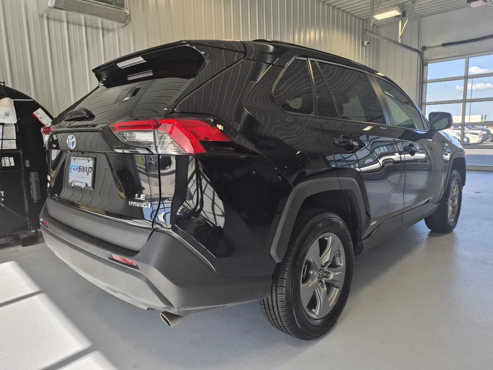 Used 2022 Toyota RAV4 LE AWD/4WD image 3