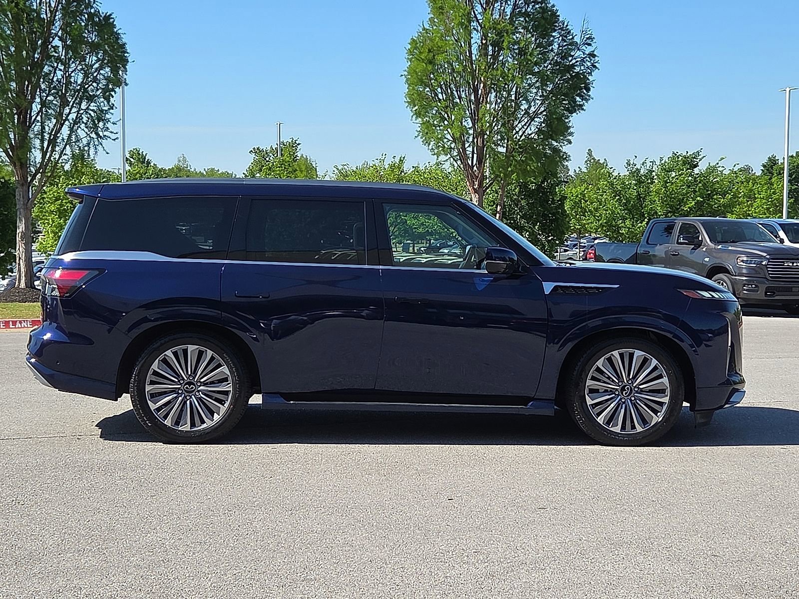 Used 2025 INFINITI QX80 Sensory AWD/4WD image 6