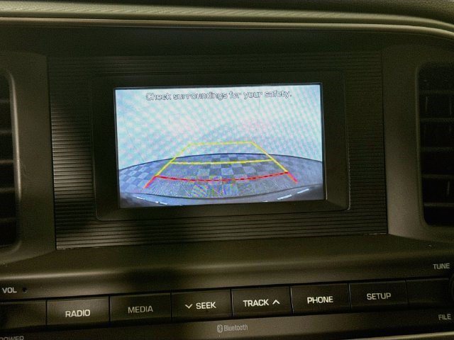 Used 2020 Hyundai Elantra SE FWD image 18