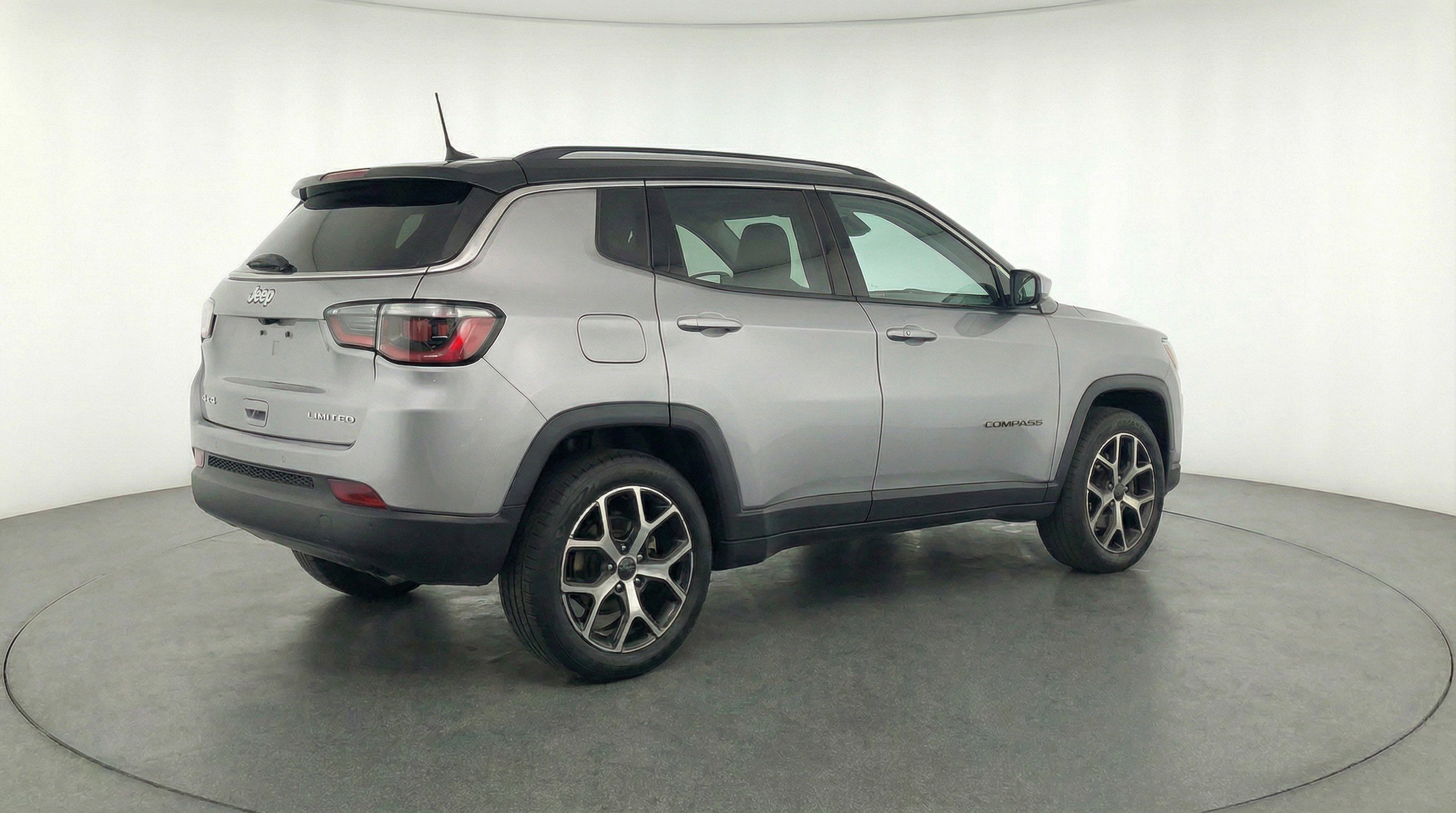 Used 2025 Jeep Compass Limited image 9
