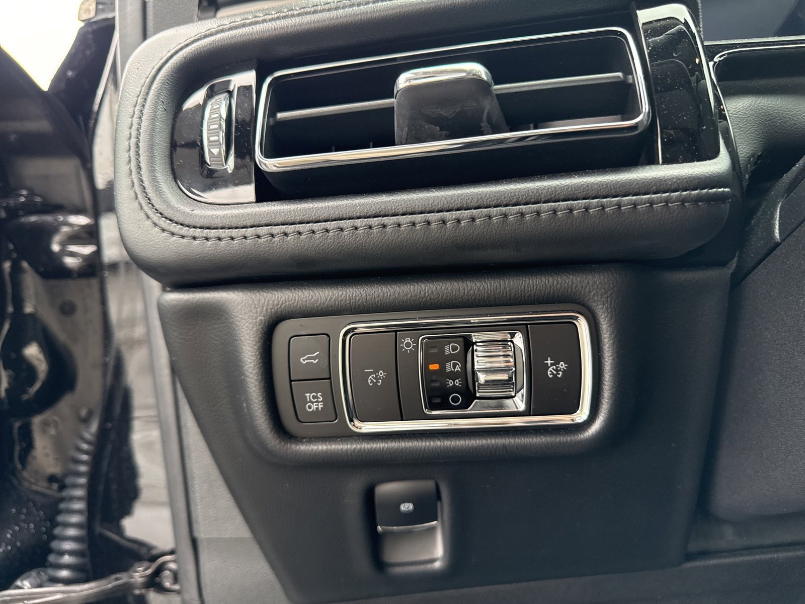 Used 2023 Lincoln Nautilus FWD w/ Premium Package image 13