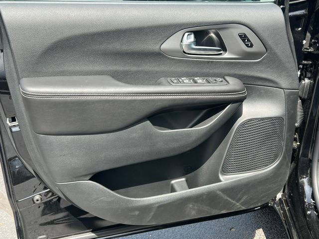 New 2027 Chrysler Pacifica Select w/ Family Tech Group AWD/4WD image 14