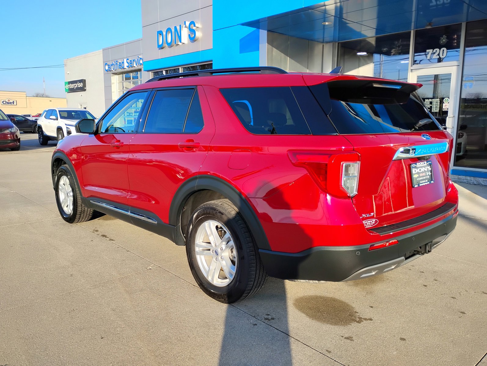 Used 2022 Ford Explorer XLT w/ Equipment Group 202A image 2