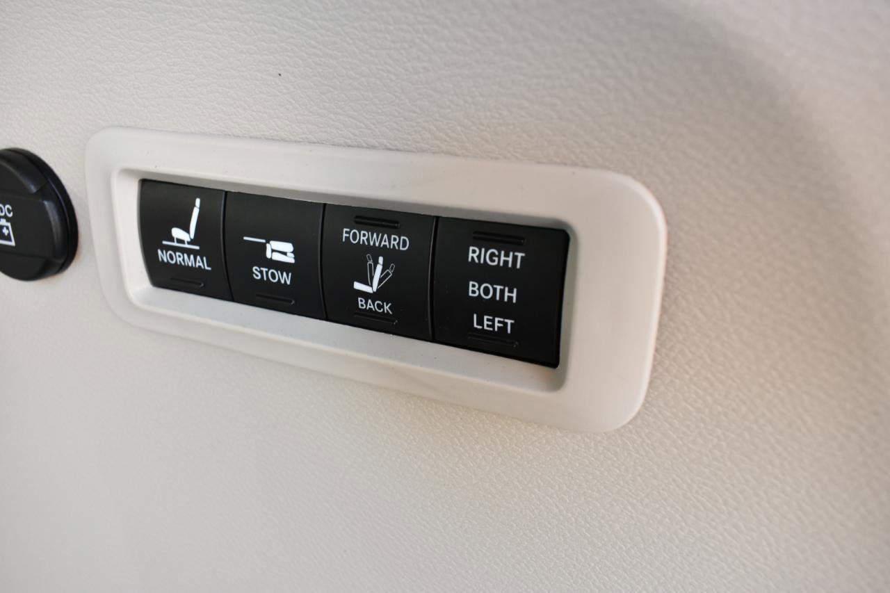 Used 2020 Chrysler Pacifica Limited image 52