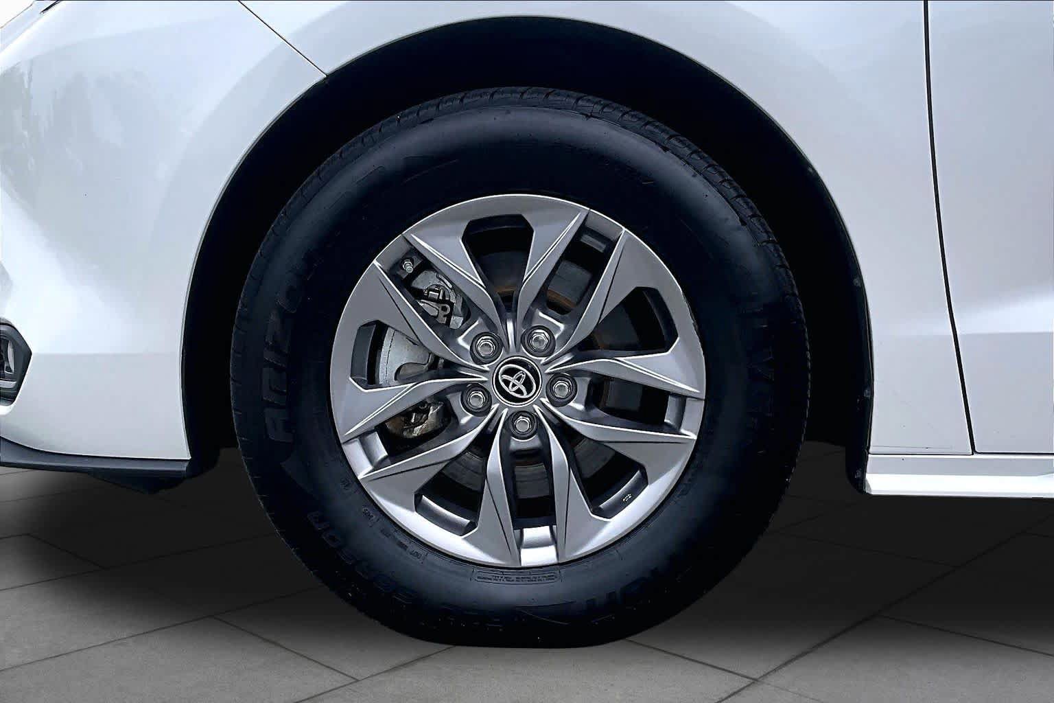 Used 2025 Toyota Sienna XLE FWD image 11