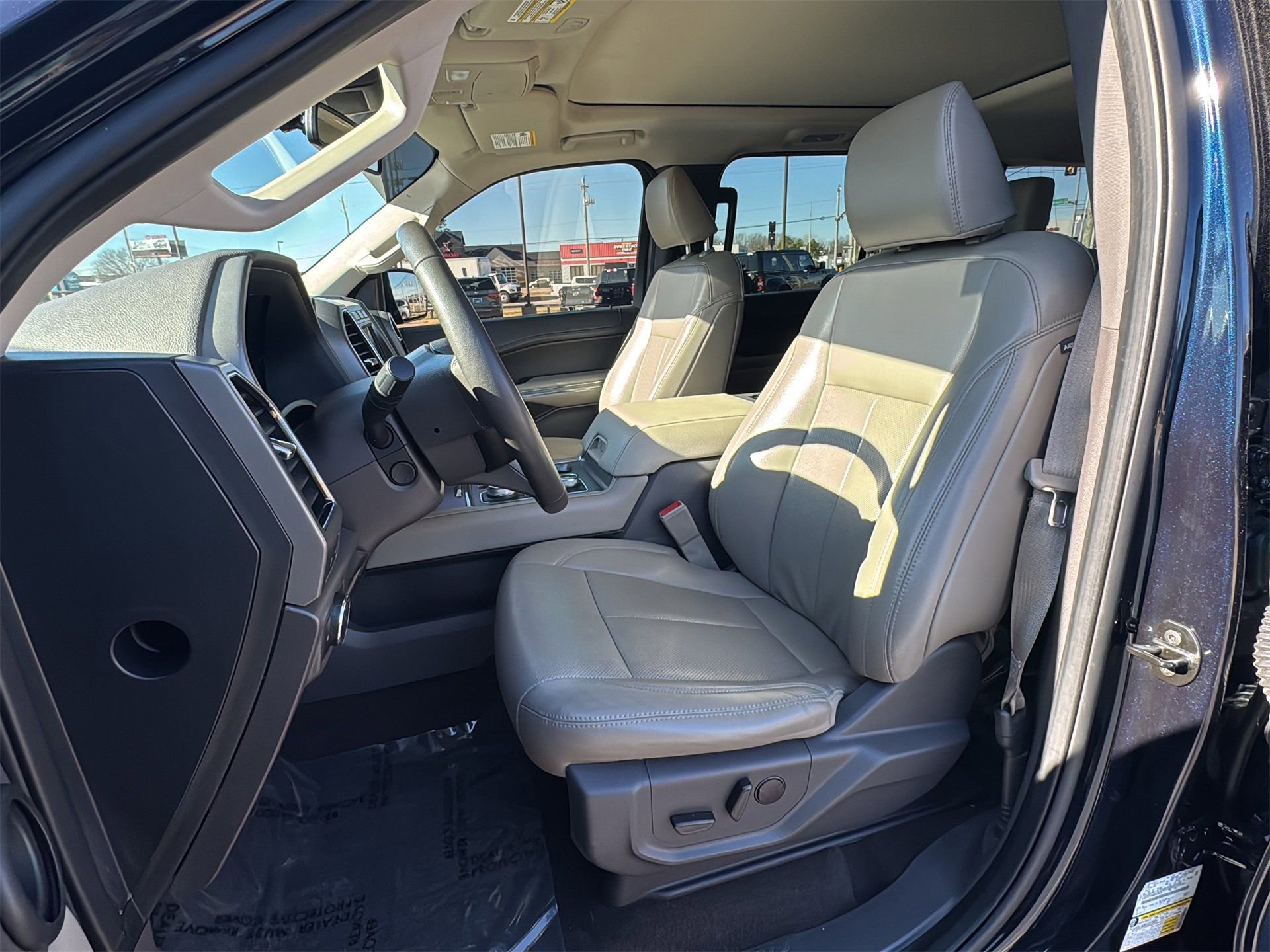 Used 2021 Ford Expedition XLT image 16