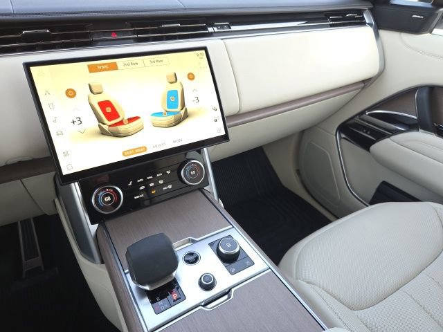 Used 2023 Land Rover Range Rover Long Wheelbase SE image 16