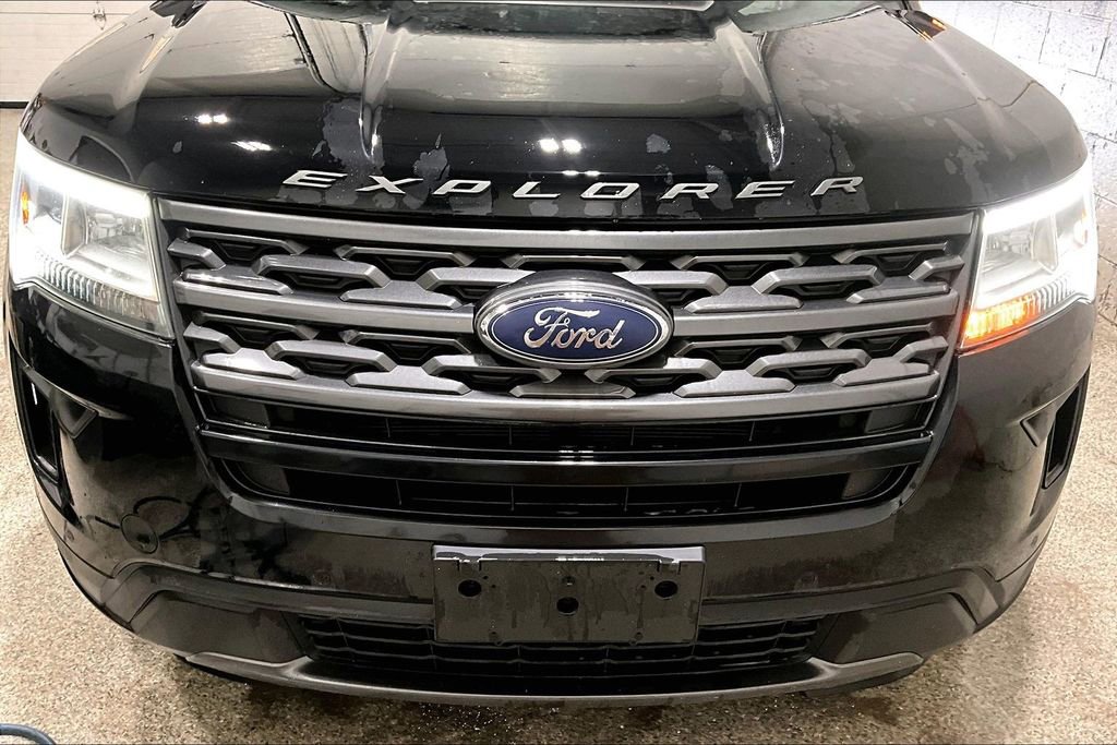 Used 2018 Ford Explorer XLT w/ XLT Appearance Package image 32