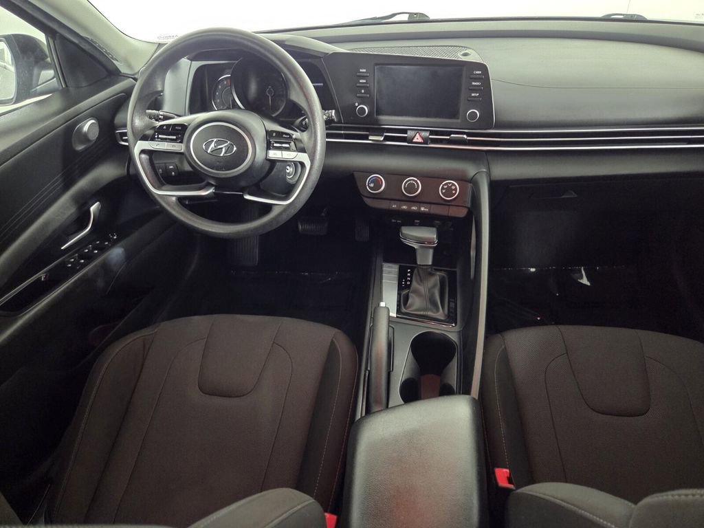 Used 2021 Hyundai Elantra SE image 32