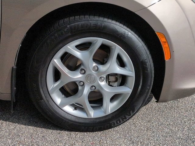 Used 2017 Chrysler Pacifica Touring-L Plus w/ Tire & Wheel Group FWD image 11
