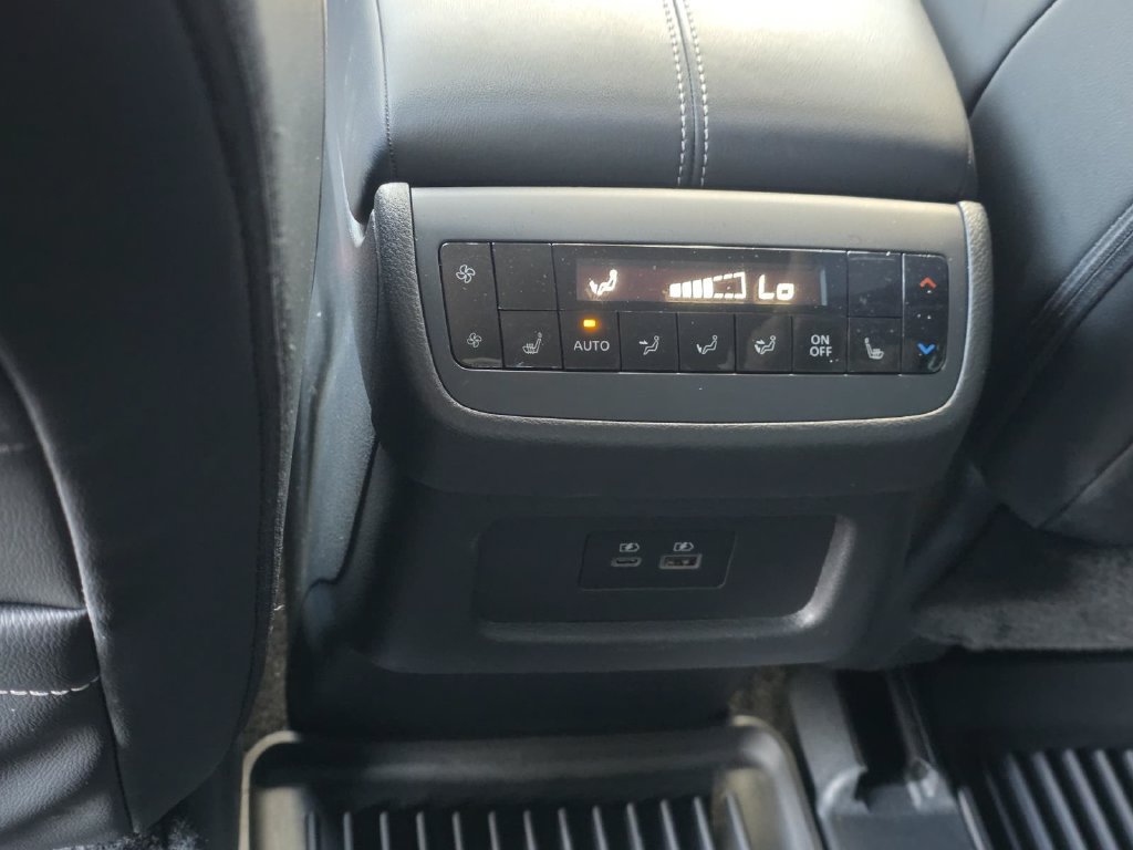 Used 2024 Nissan Pathfinder SL w/ SL Premium Package FWD image 11