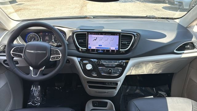 Used 2024 Chrysler Pacifica Touring-L image 13