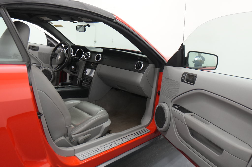 Used 2005 Ford Mustang Convertible RWD image 19