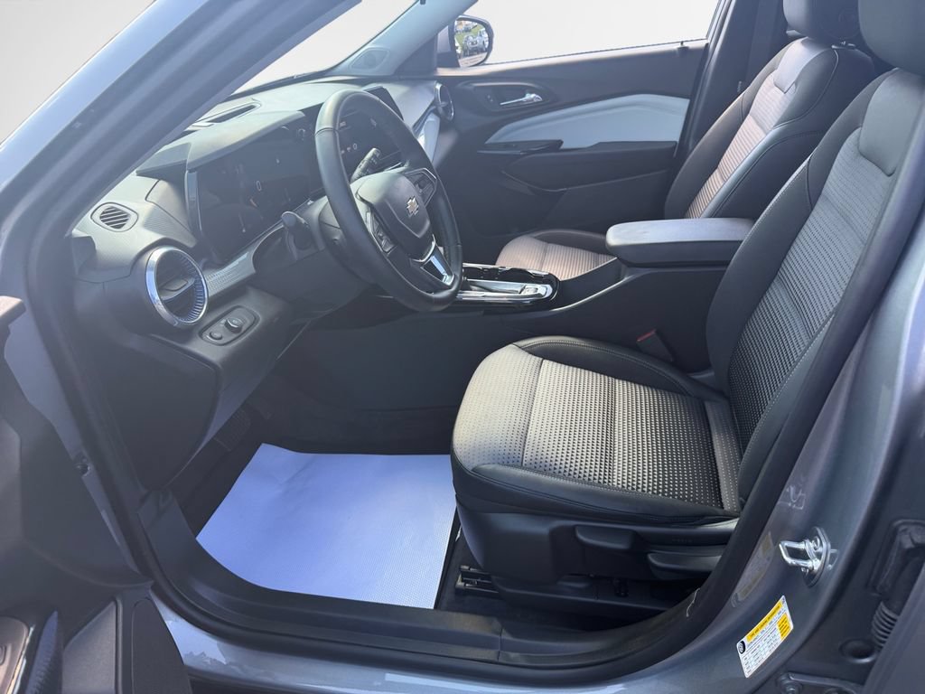 Used 2025 Chevrolet Trax LT w/ Driver Confidence Package FWD image 12
