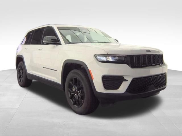 Used 2025 Jeep Grand Cherokee Altitude image 2