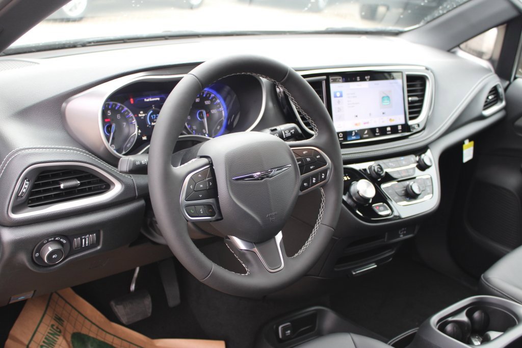 New 2026 Chrysler Pacifica Select image 11