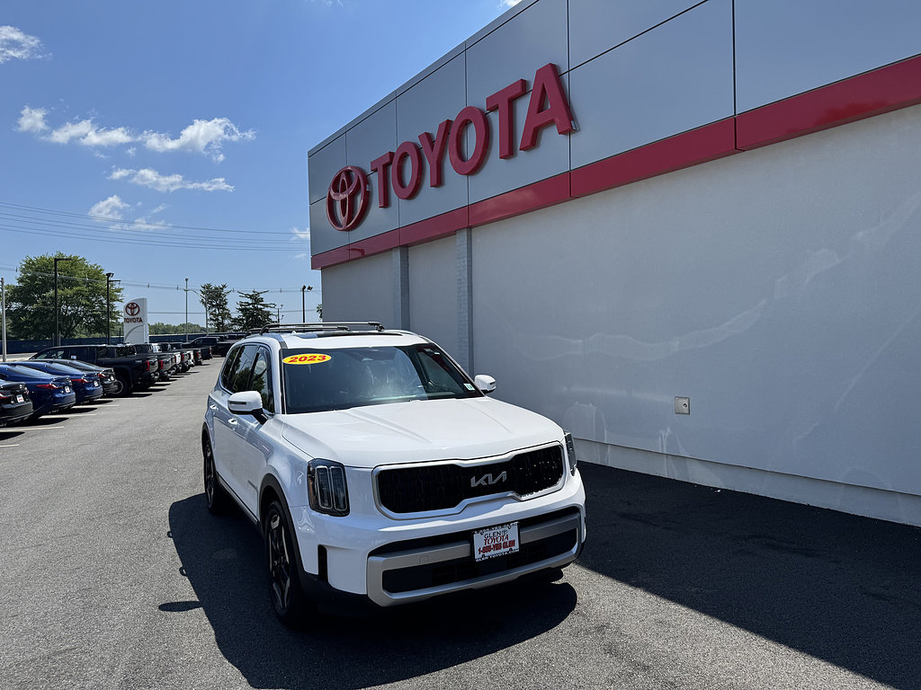 Used 2023 Kia Telluride EX w/ EX Captain's Chair Package AWD/4WD image 1