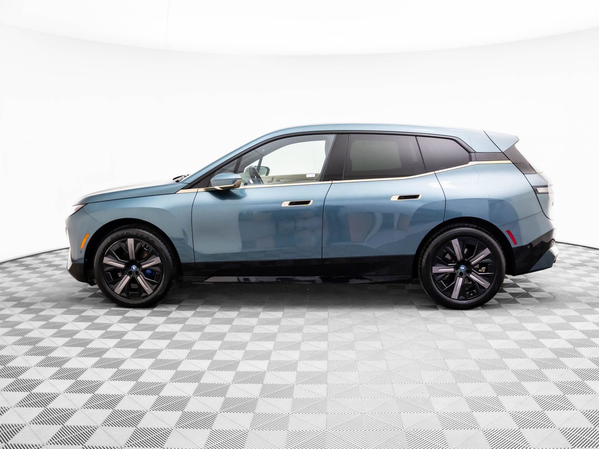 Used 2024 BMW iX xDrive50 w/ Premium Package image 6