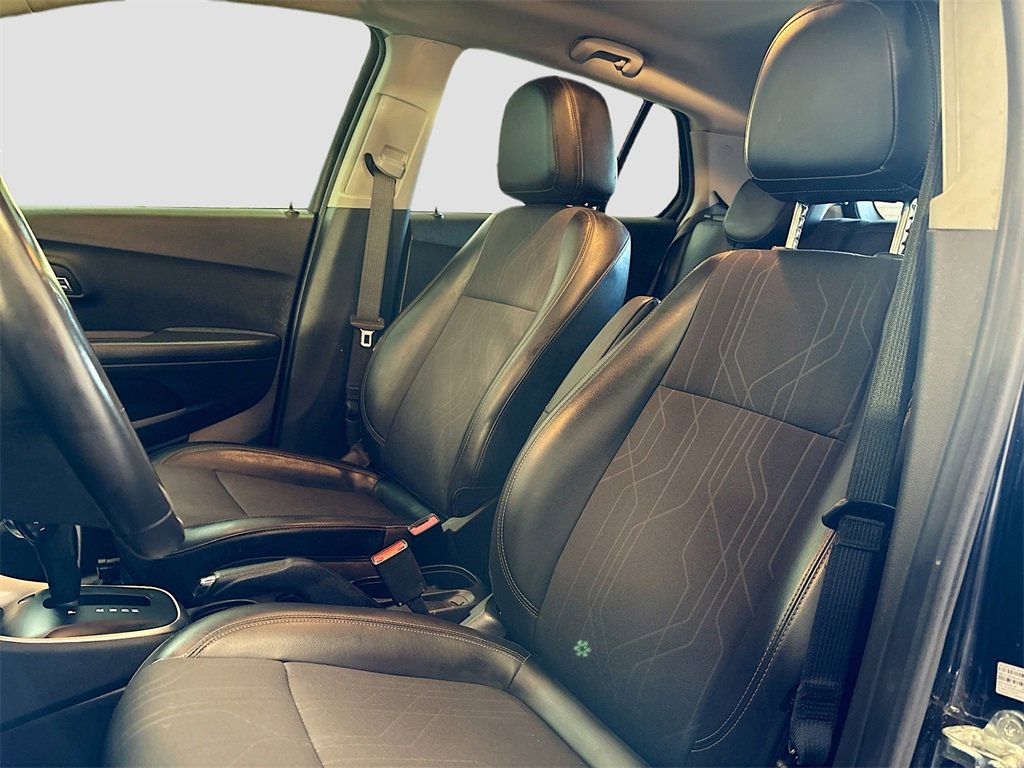 Used 2020 Chevrolet Trax LT w/ LT Convenience Package image 19