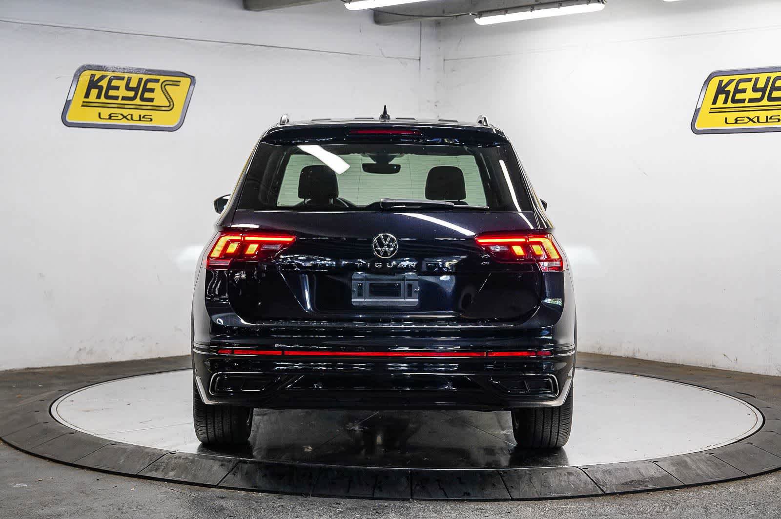Used 2023 Volkswagen Tiguan SE R-Line FWD image 3