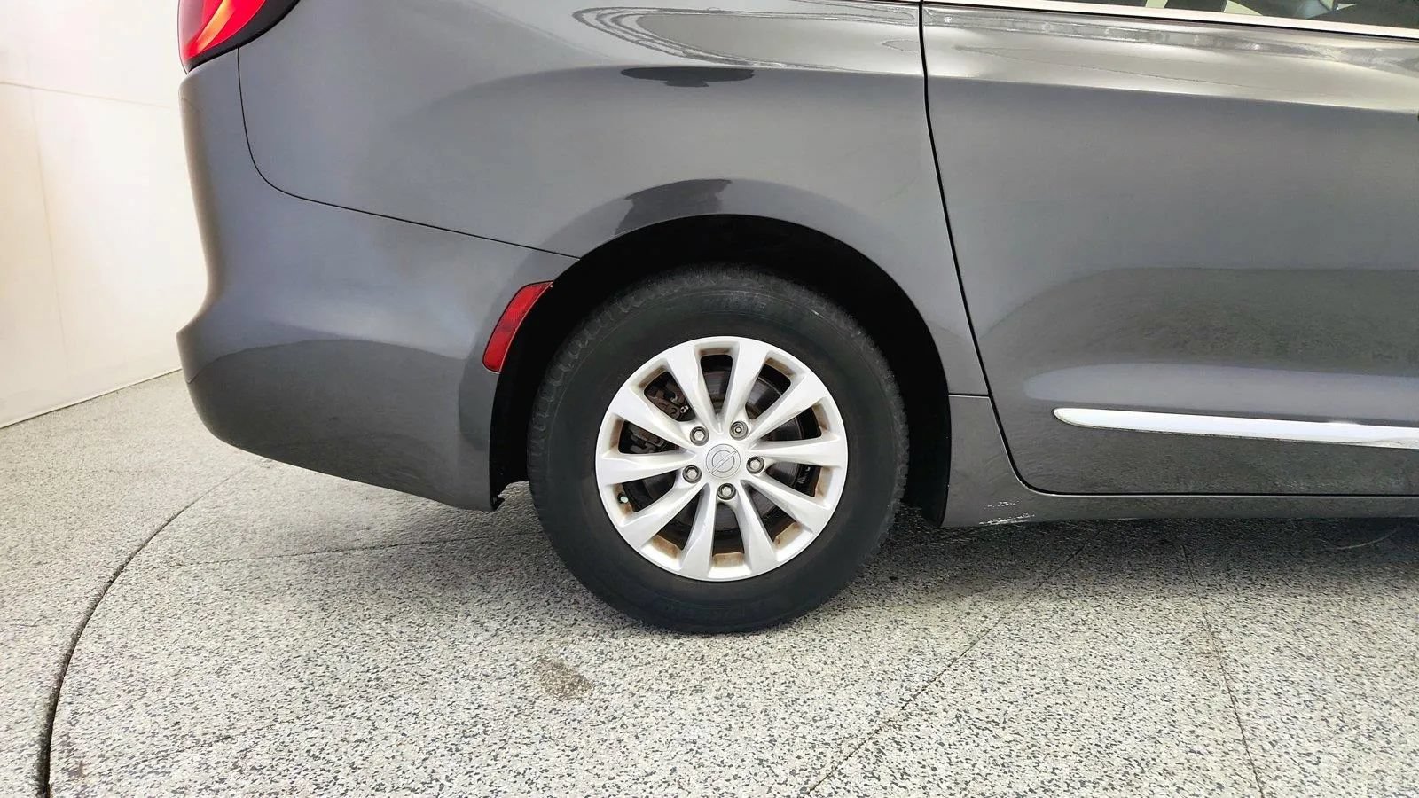 Used 2017 Chrysler Pacifica Touring-L FWD image 33