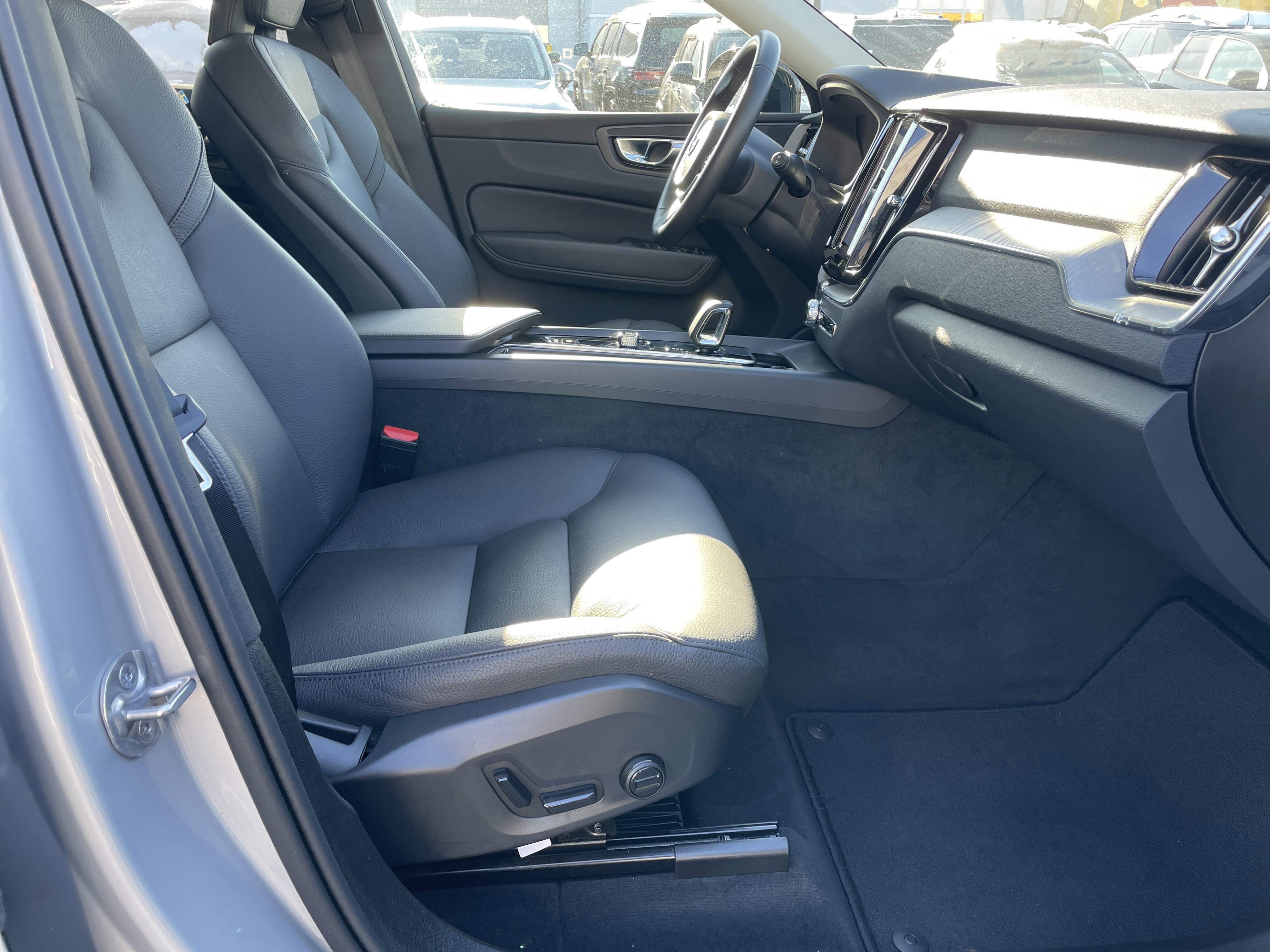 Used 2025 Volvo XC60 B5 Plus image 12