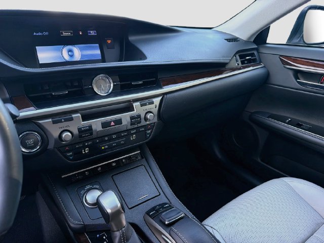 Used 2016 Lexus ES 350 w/ Luxury Package w/Wood Trim FWD image 27