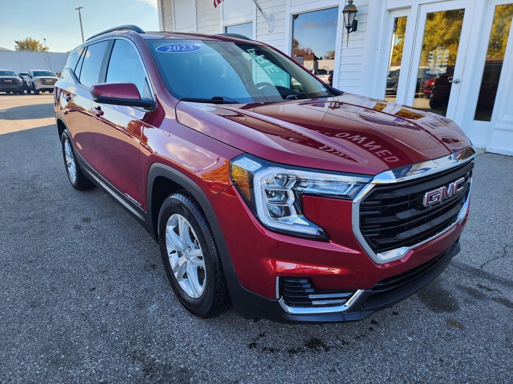 Used 2023 GMC Terrain SLE w/ Driver Convenience Package image 3