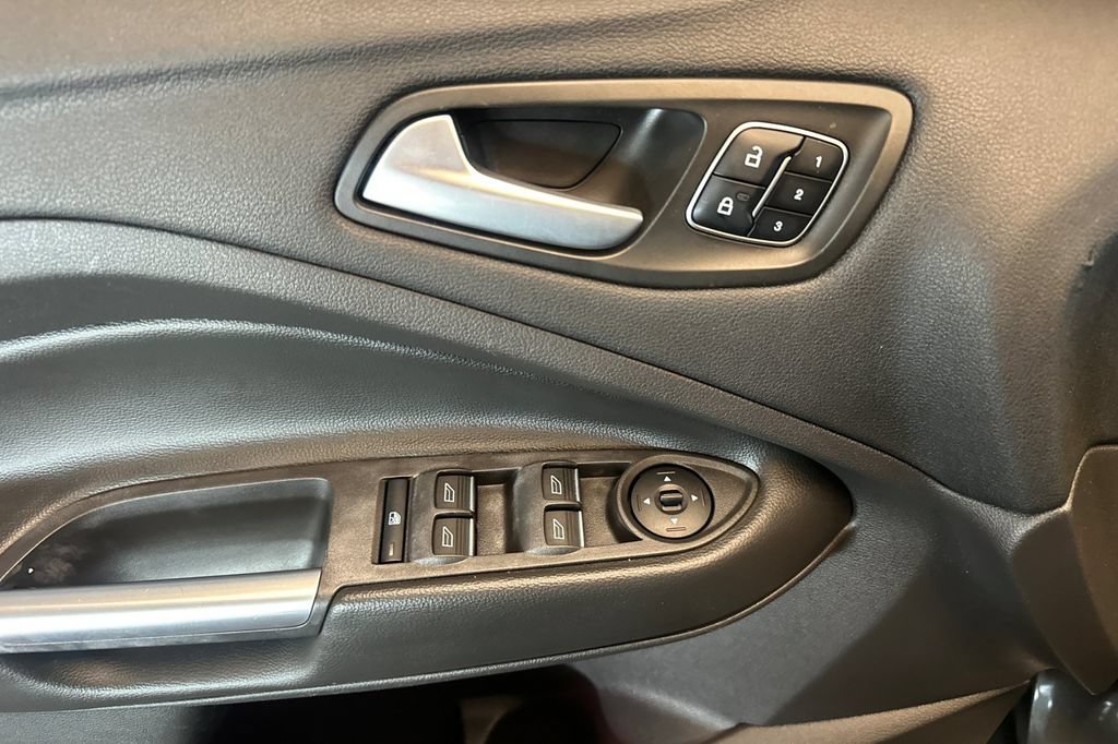 Used 2018 Ford Escape Titanium w/ Ford Safe & Smart Package FWD image 11