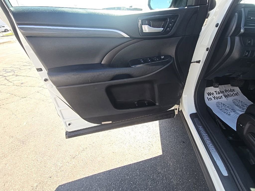 Used 2018 Toyota Highlander Limited image 12