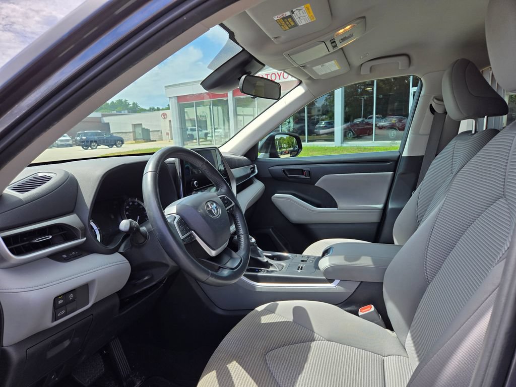 Used 2024 Toyota Highlander LE FWD image 14