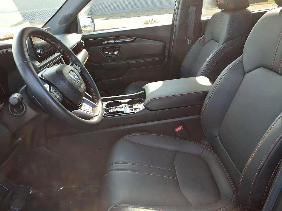 Used 2025 Honda Pilot TrailSport image 14