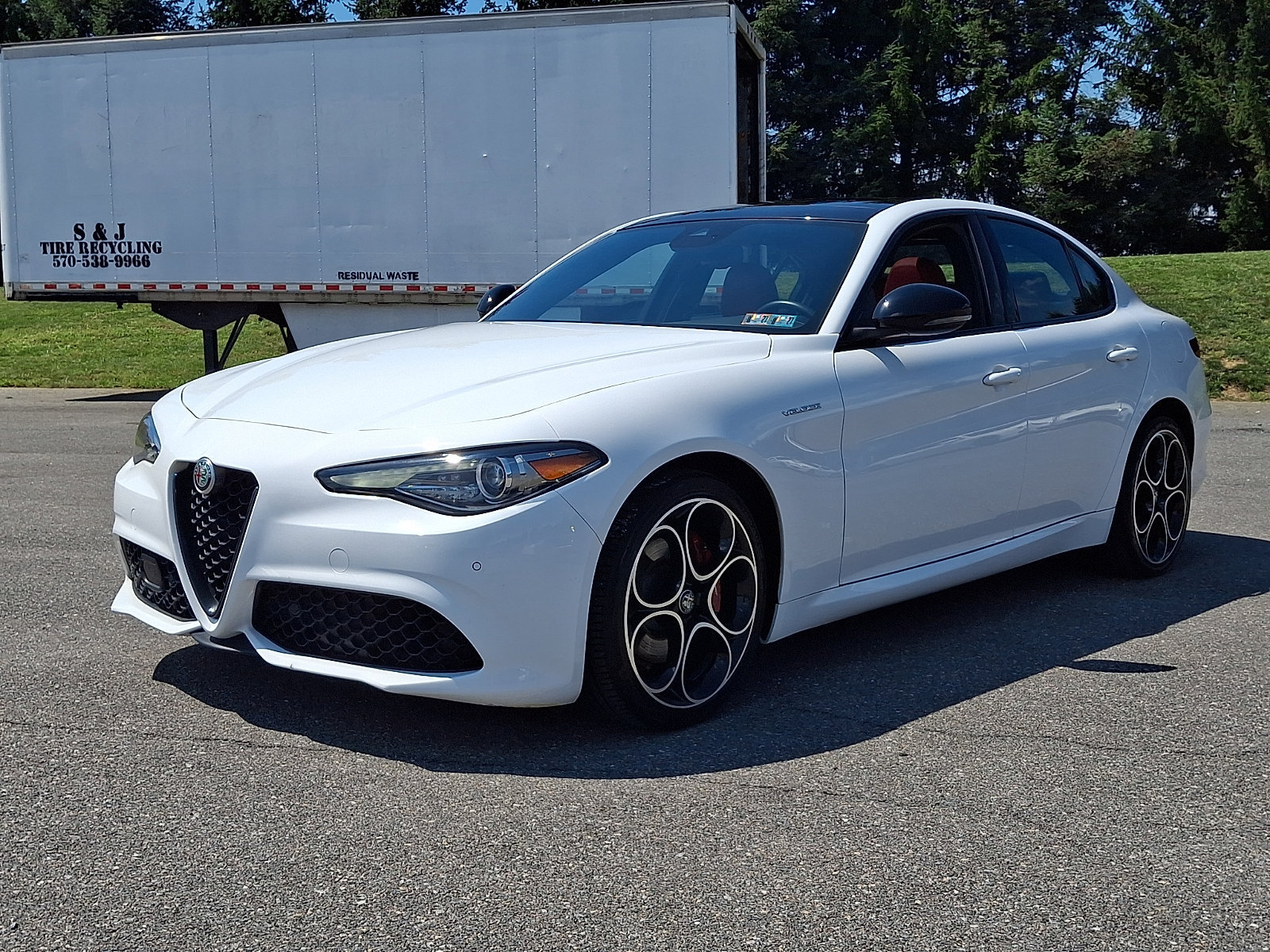 Used 2022 Alfa Romeo Giulia Veloce AWD/4WD image 3