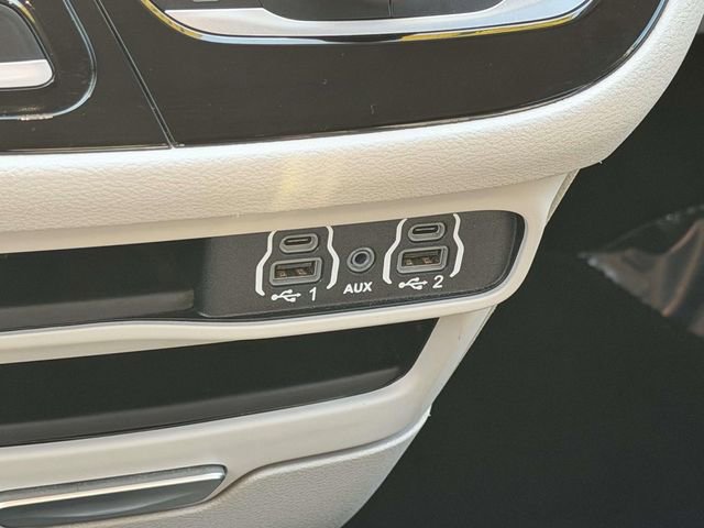 Used 2024 Chrysler Pacifica Touring-L image 18