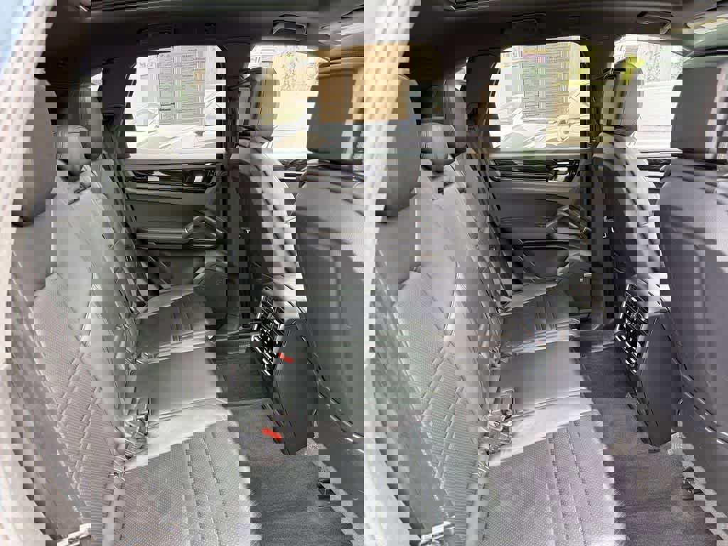 Used 2019 Porsche Cayenne S image 33