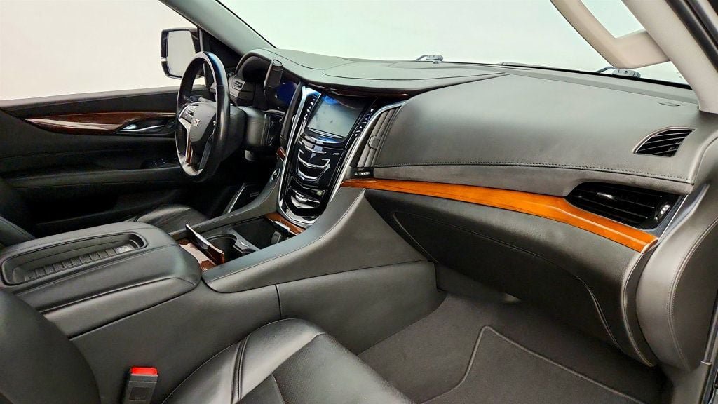 Used 2019 Cadillac Escalade Luxury AWD/4WD image 27