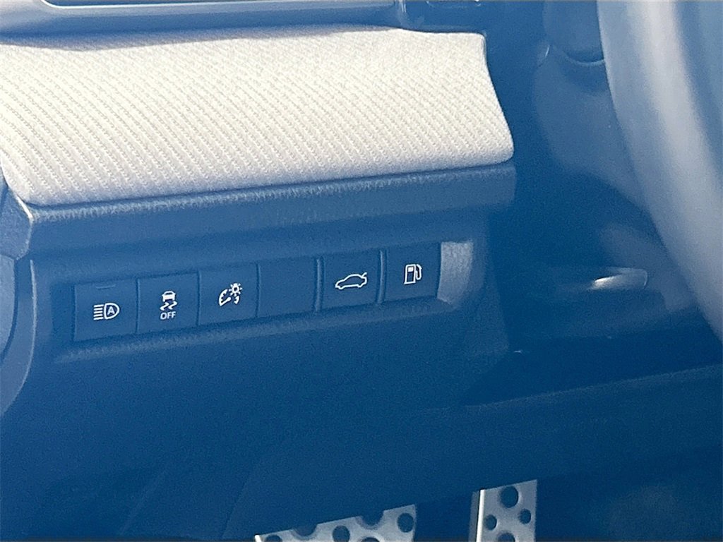 Used 2025 Toyota Camry SE w/ Convenience Package image 8